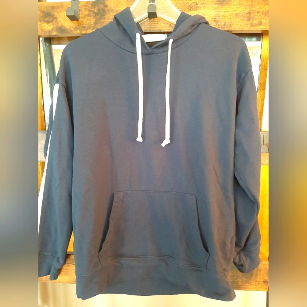 EUC Hoodie pullover with front pockets and striped sleeves/hoodie